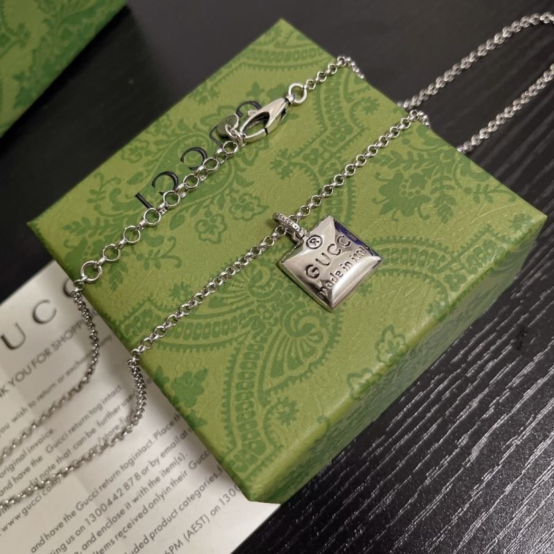 G*u*i necklaces